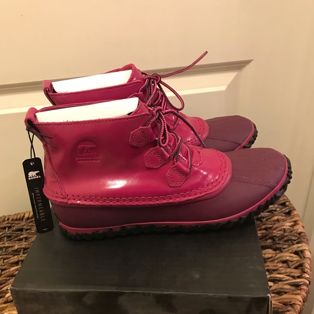 NEW Sorel Youth Out N About Patent Boots
